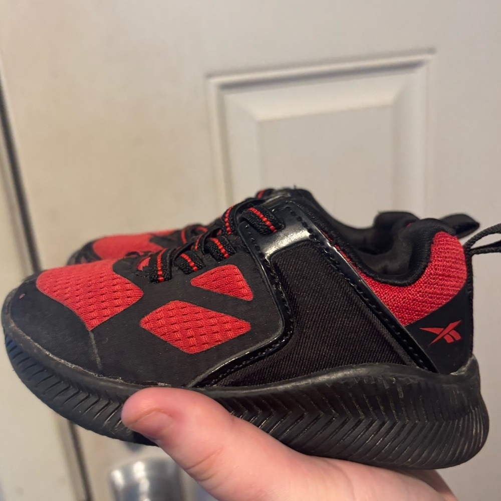 Toddler size 6 Reebok sneakers